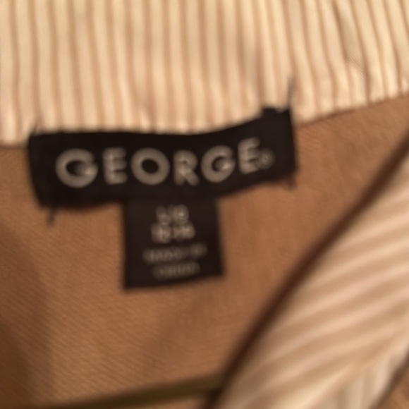 Women’s sweater with white and tan built in collar - Picture 4 of 4